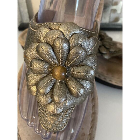 Clarks Artisan Larina Floral Thong Wedge Sandals Gold Women's Size 7M New No Box - Picture 14 of 16